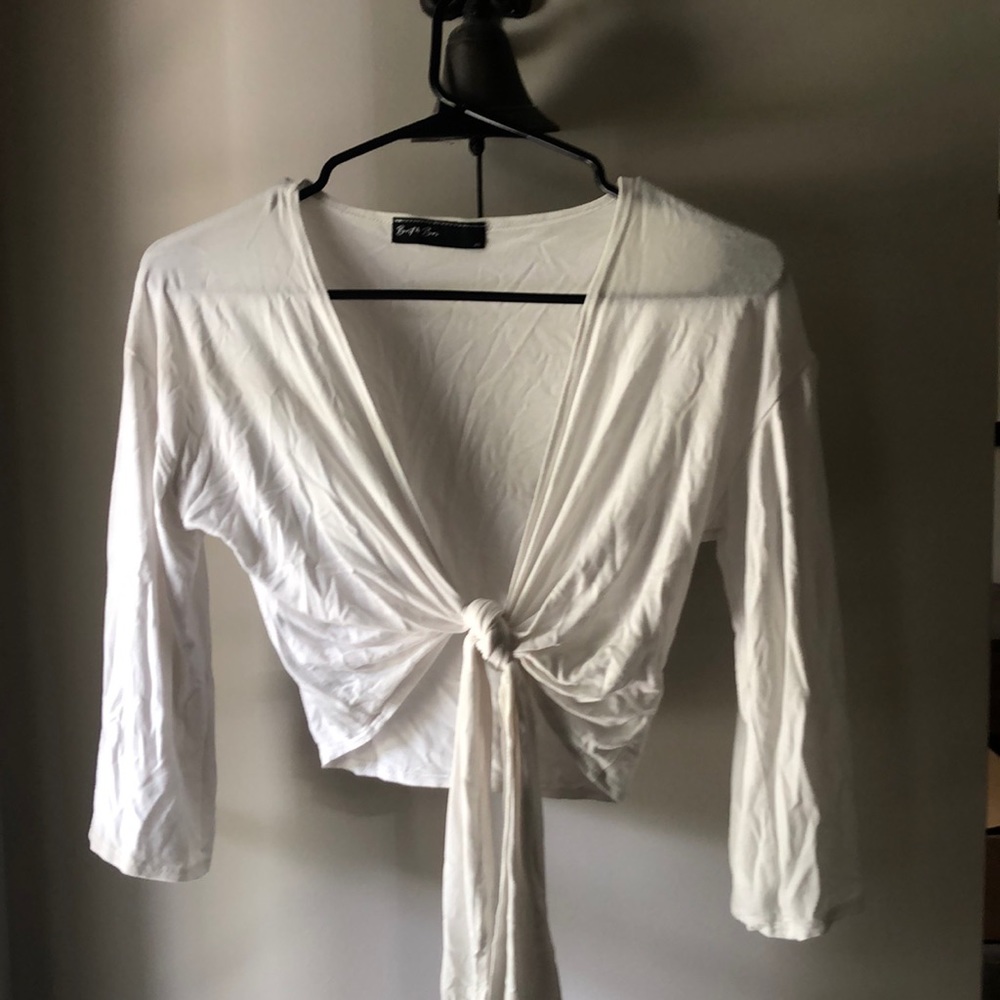Very light tie front crop! Will launder and iron before shipping.